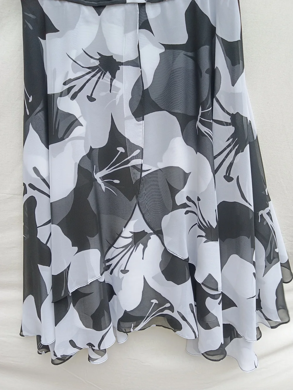 White House Black Market Black & White Floral Tiered Midi Dress - Picture 5 of 6